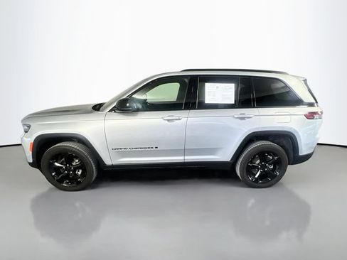 Used 2025 Jeep Grand Cherokee Altitude AWD/4WD image 5