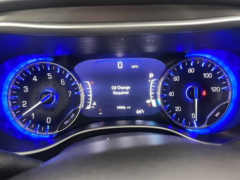 Used 2024 Chrysler Pacifica Touring-L FWD image 5