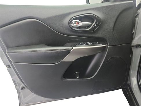 Used 2020 Jeep Cherokee Limited image 18