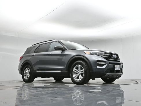 Certified 2021 Ford Explorer XLT image 3