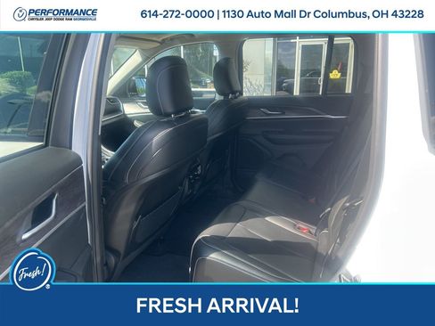 Used 2024 Jeep Grand Cherokee Limited w/ Black Appearance Package AWD/4WD image 13
