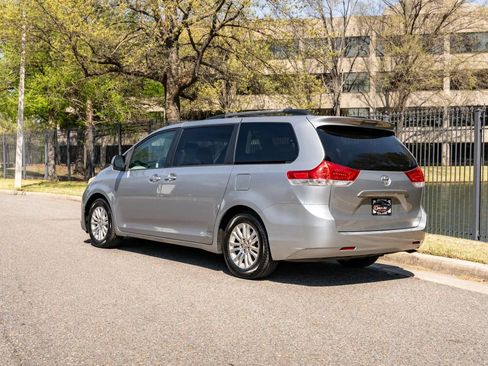 Used 2011 Toyota Sienna XLE w/ Entertainment Pkg FWD image 8