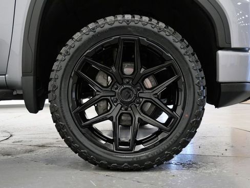 Used 2024 GMC Sierra 1500 AT4 w/ Technology Package AWD/4WD image 32