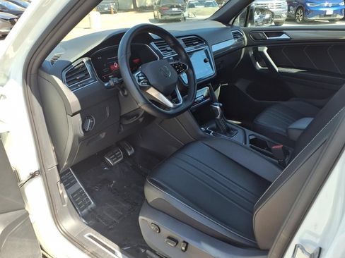 Certified 2022 Volkswagen Tiguan SE R-Line FWD image 16