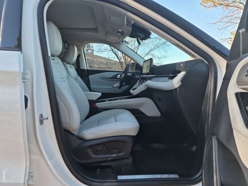 Certified 2025 Ford Explorer Platinum w/ LUX Leather Package image 33