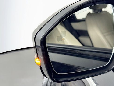 Used 2019 Land Rover Range Rover Velar S image 21