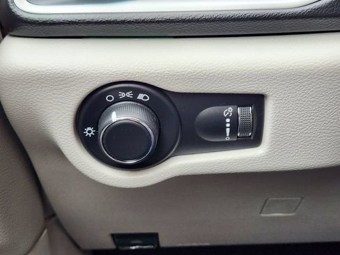 Used 2020 Chrysler Voyager L FWD image 21