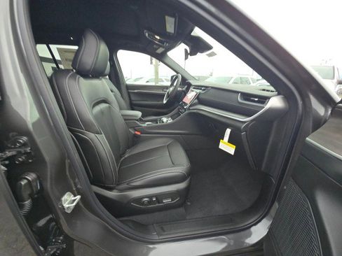 New 2025 Jeep Grand Cherokee Limited image 11
