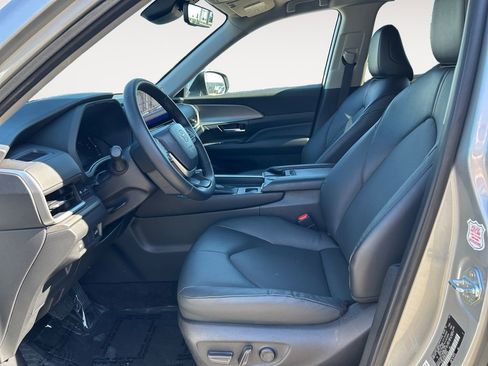 Used 2025 Toyota Grand Highlander AWD image 6