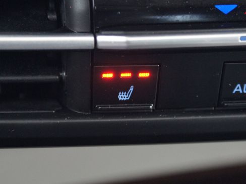 Used 2024 Toyota Sienna XLE image 8