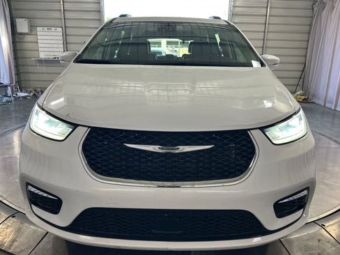 Used 2022 Chrysler Pacifica Touring-L image 11