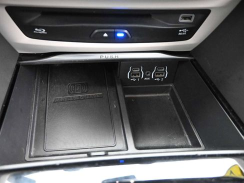 Used 2021 Chrysler Pacifica Limited w/ Uconnect Theater Family Group image 19