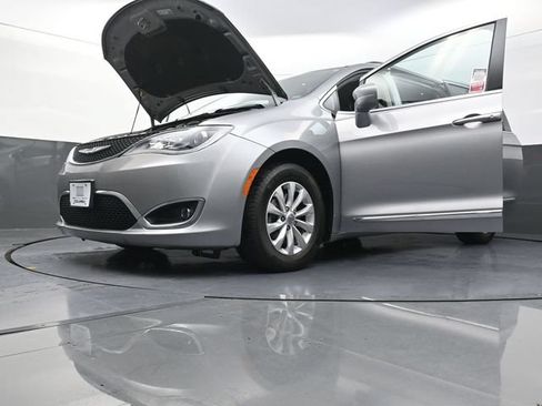 Used 2017 Chrysler Pacifica Touring-L FWD image 32