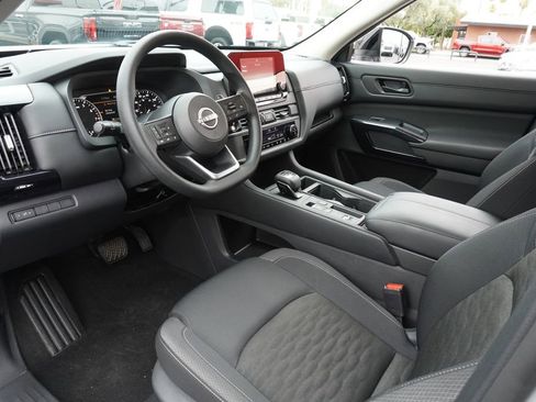Used 2025 Nissan Pathfinder S image 17