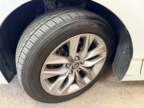 Used 2022 Toyota Avalon XLE w/ Moonroof Package FWD image 4