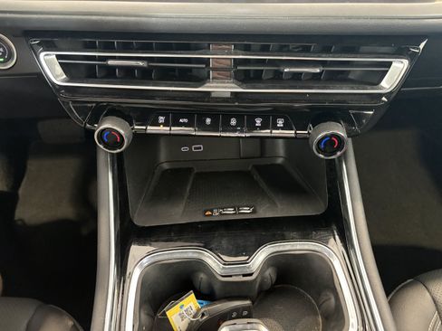 Used 2025 Chevrolet Traverse LT FWD image 18