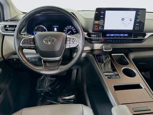 Used 2021 Toyota Sienna XLE image 23