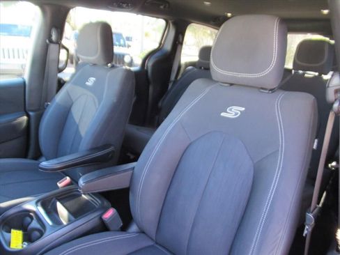 Used 2018 Chrysler Pacifica Touring Plus w/ S Appearance Package image 16