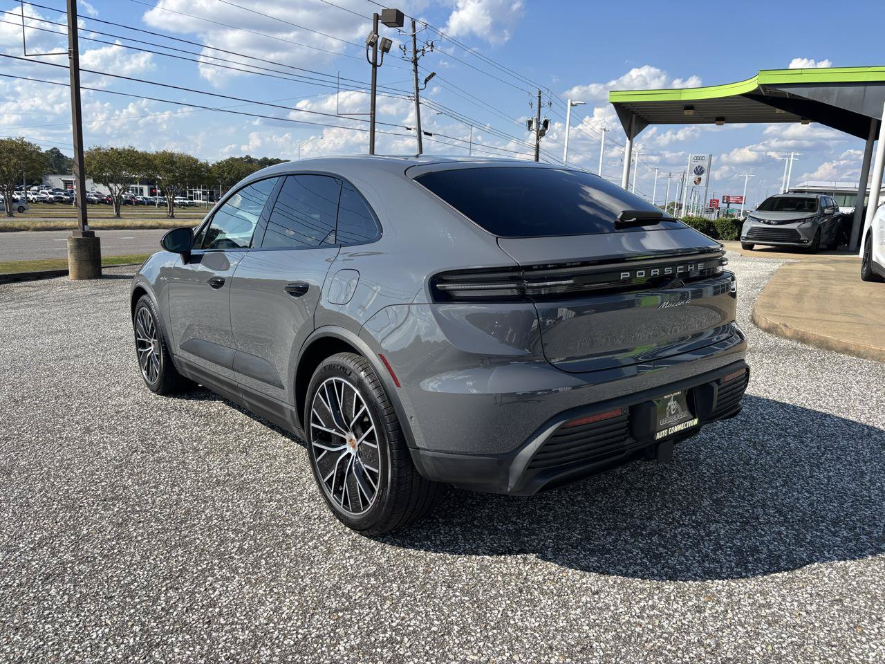 Used 2025 Porsche Macan 4 Electric AWD/4WD image 5