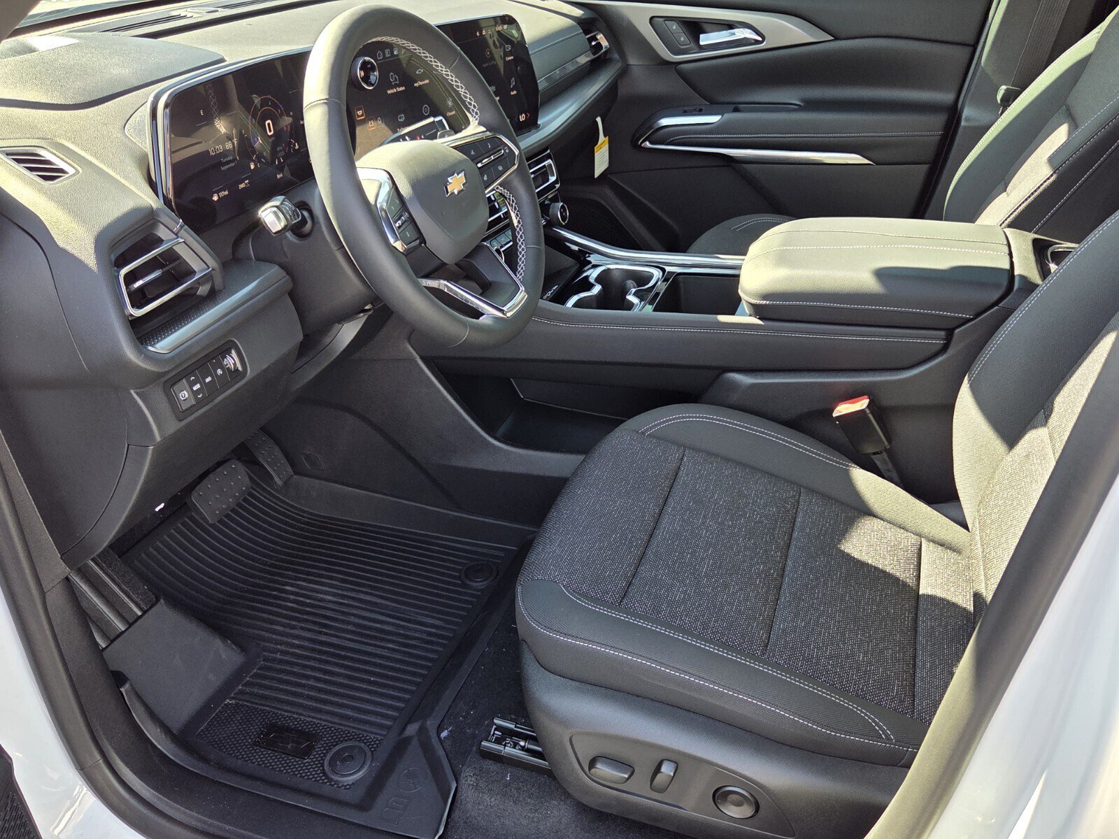 New 2027 Chevrolet Traverse LT w/ Driver Confidence Package FWD image 5