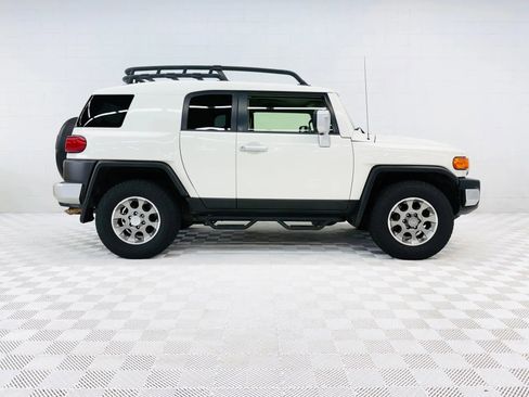 Used 2012 Toyota FJ Cruiser 2WD w/ Upgrade Pkg image 2