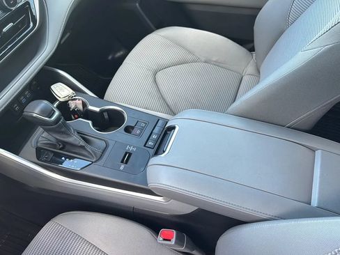 Used 2022 Toyota Highlander LE FWD image 12