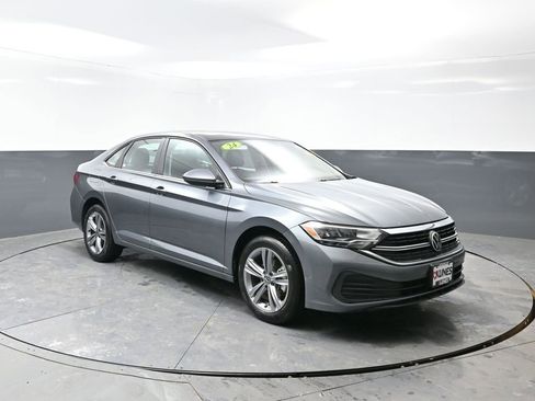 Used 2024 Volkswagen Jetta SE image 4