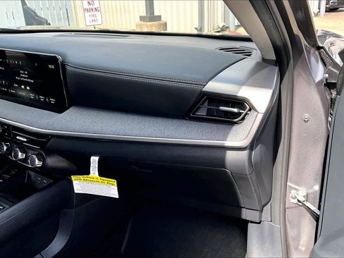 Used 2025 Nissan Kicks SV FWD image 17