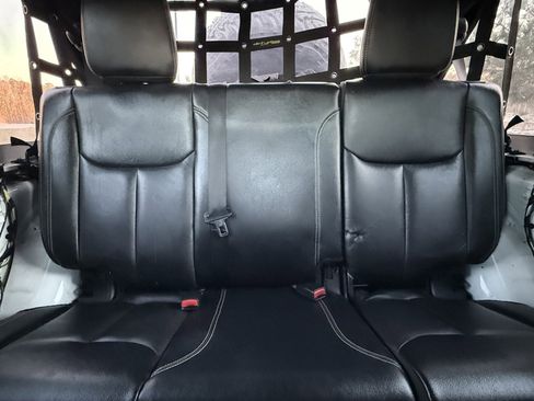 Used 2015 Jeep Wrangler Unlimited Rubicon image 38