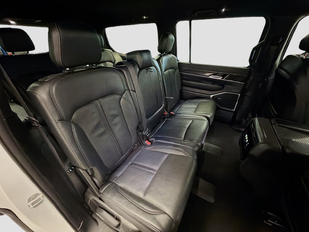Used 2022 Jeep Wagoneer Series III AWD/4WD image 31