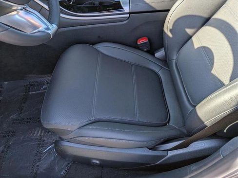 Used 2025 Mercedes-Benz C 300 4MATIC Sedan image 4