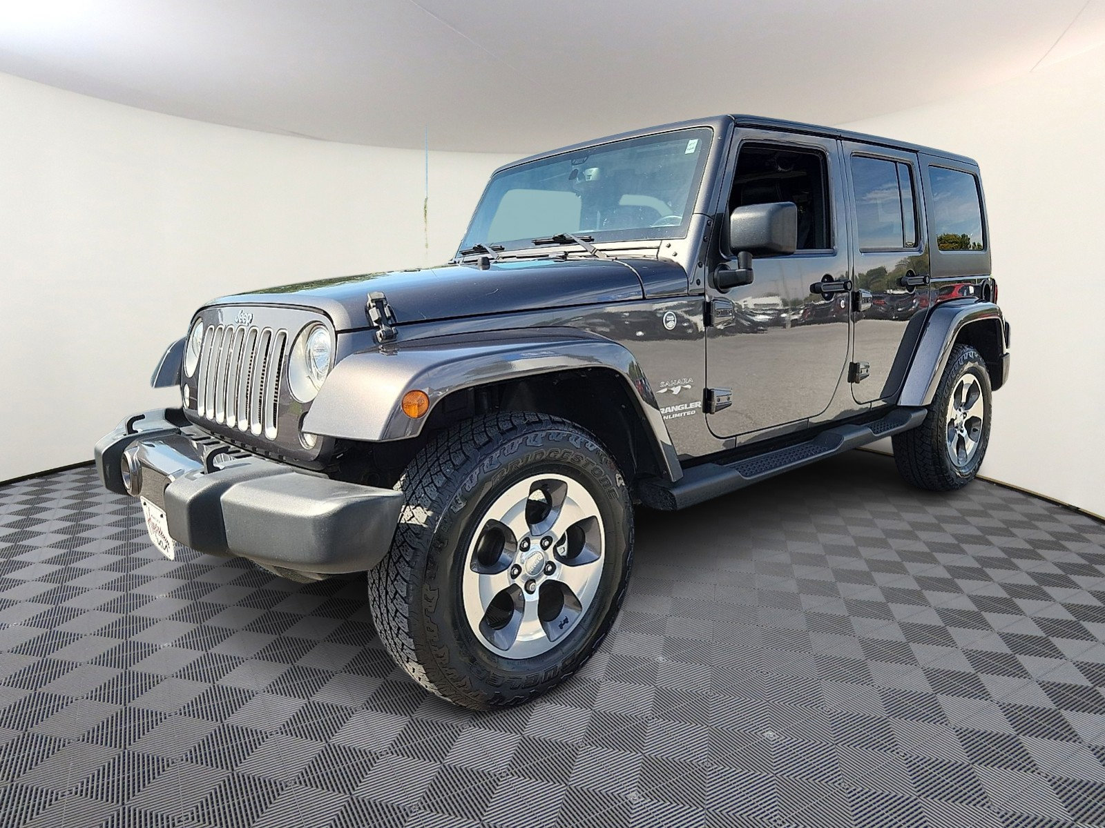 Used 2017 Jeep Wrangler Unlimited Sahara w/ Connectivity Group AWD/4WD image 3