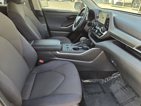Used 2024 Toyota Highlander LE FWD image 35