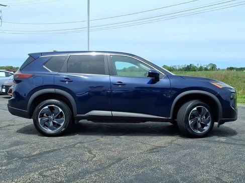 Used 2024 Nissan Rogue SV AWD/4WD image 2
