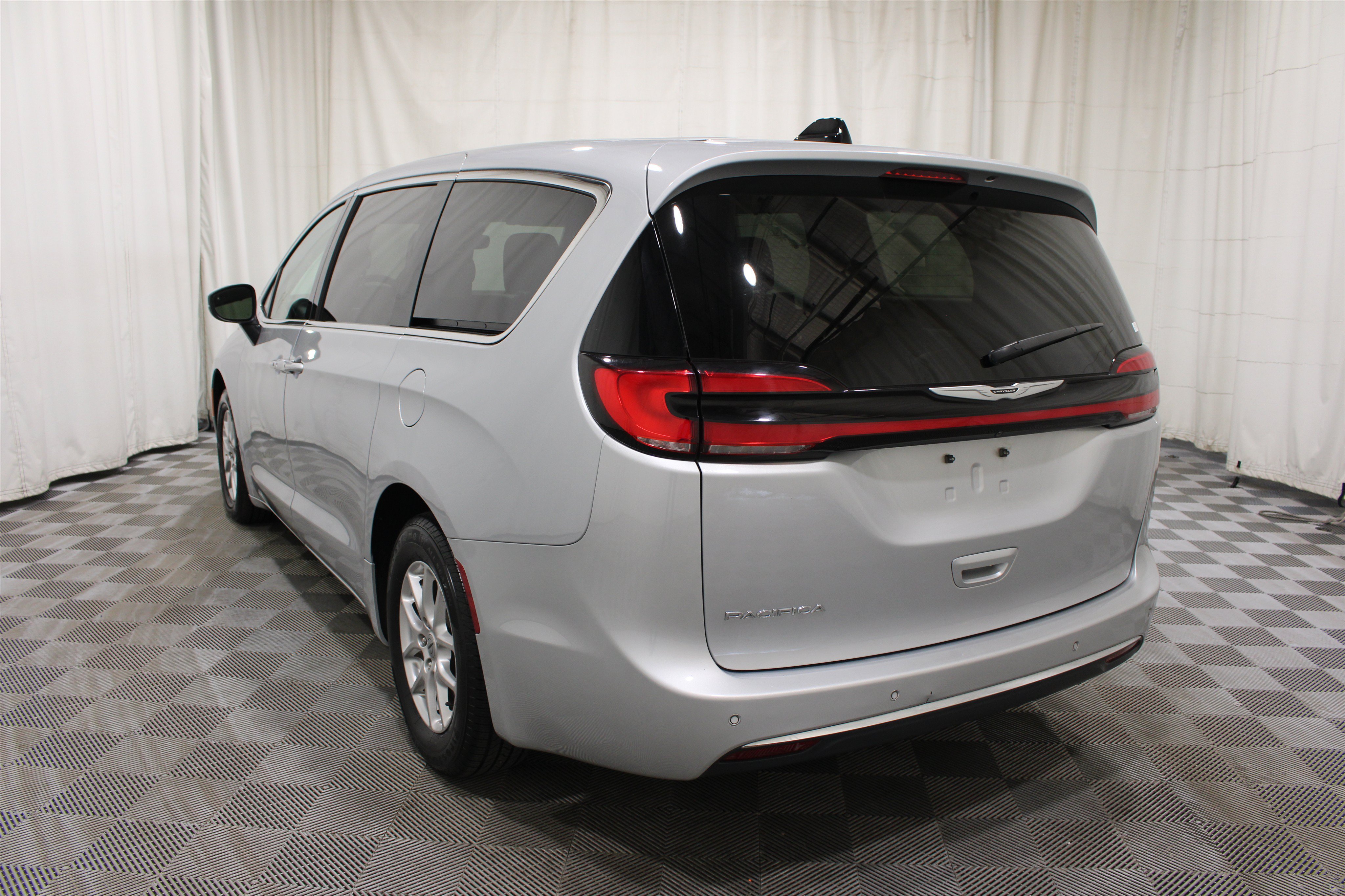 Used 2023 Chrysler Pacifica Touring-L FWD image 33