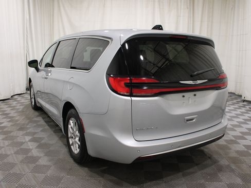 Used 2023 Chrysler Pacifica Touring-L FWD image 33