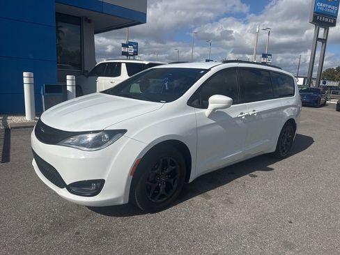 Used 2019 Chrysler Pacifica Touring-L w/ S Appearance Package image 3