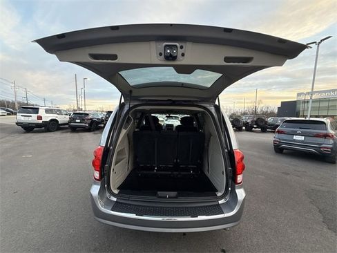 Used 2016 Dodge Grand Caravan SXT image 21