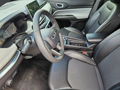 Used 2024 Jeep Compass Latitude AWD/4WD image 9