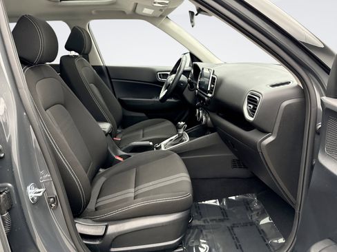 Used 2025 Hyundai Venue SEL FWD image 17