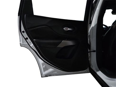 Used 2020 Jeep Cherokee Limited image 19