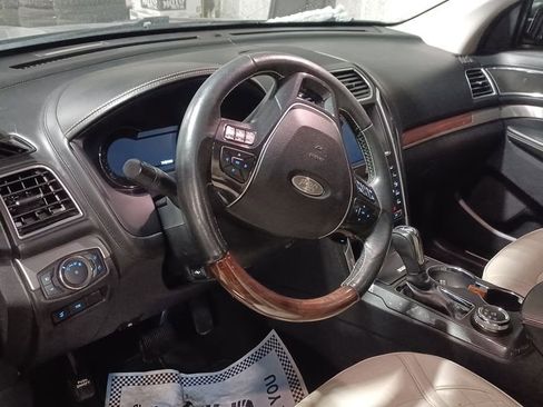 Used 2019 Ford Explorer Platinum image 4