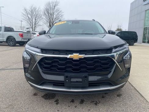 Used 2025 Chevrolet Trax LT image 2