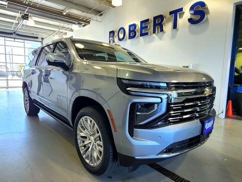 Used 2025 Chevrolet Suburban Premier AWD/4WD image 2