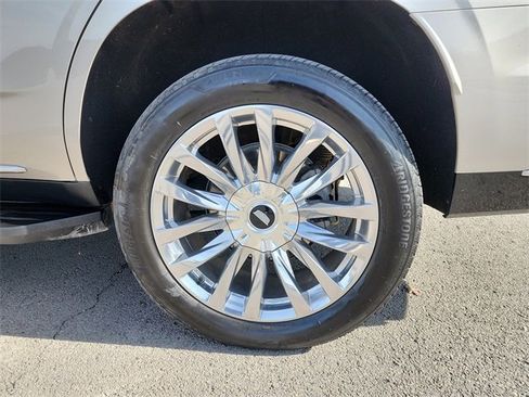 Used 2023 Cadillac Escalade Premium Luxury image 31