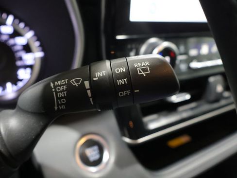 Used 2024 Toyota Highlander XLE AWD/4WD image 37