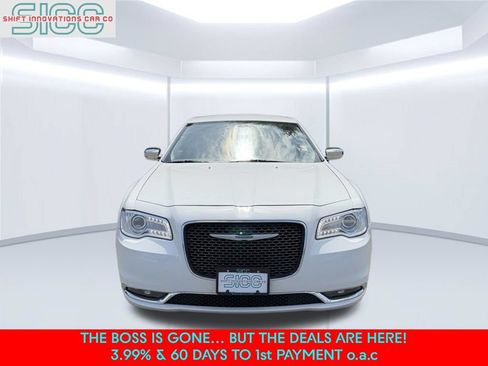 Used 2019 Chrysler 300 Limited RWD image 2