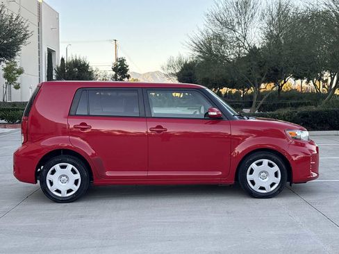 Used 2014 Scion xB image 2