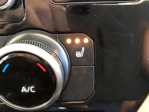 Used 2020 Toyota Highlander XLE image 30