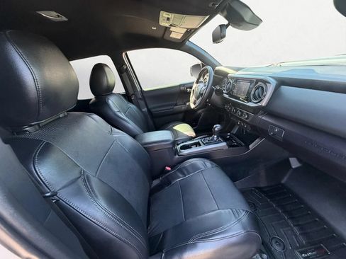 Used 2019 Toyota Tacoma TRD Sport w/ Technology Package AWD/4WD image 19